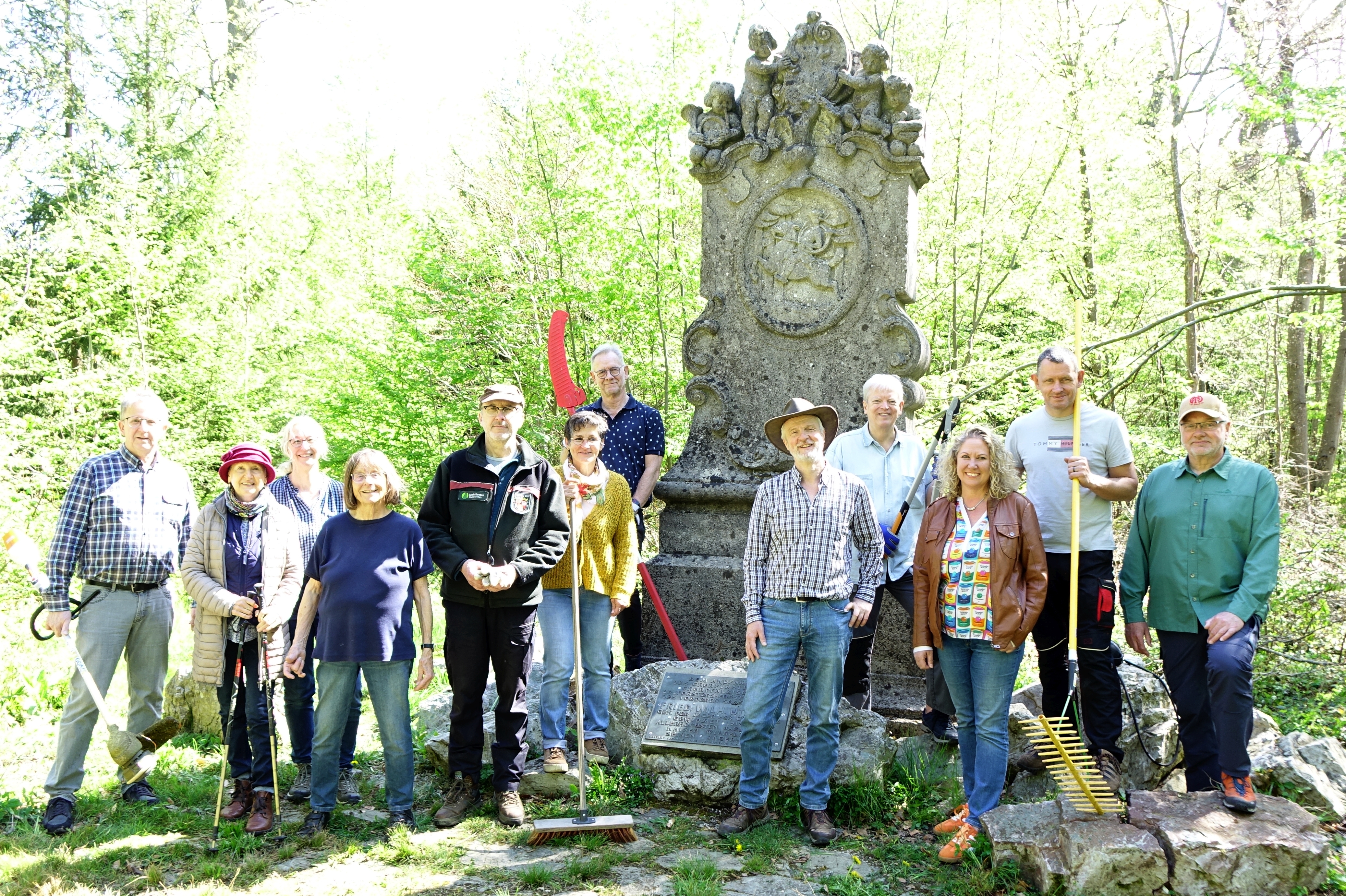 Frühling am Denkmal "Jäger aus Kurpfalz" in Entenpfuhl